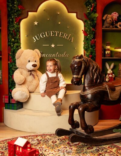 Decorado Juguetería Encantada con tren rojo, juguetes y oso de peluche