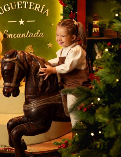 Niño jugando con regalos en Juguetería Encantada