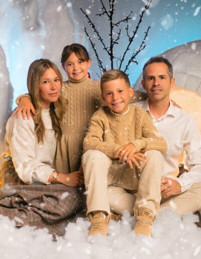 Familia con niños delante del iglú iluminado de Dumond Studio