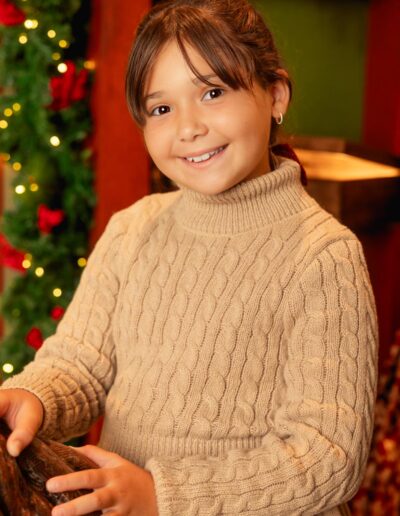 Retrato de niño con jersey de punto durante la sesión de Navidad