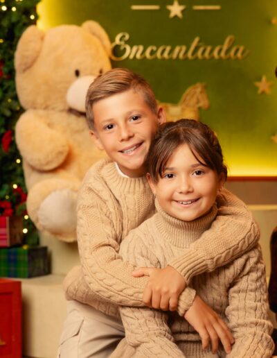 Madre con niños en el decorado Juguetería Encantada