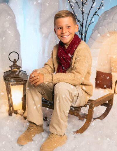 Niño sonriendo en el decorado El Refugio del Norte