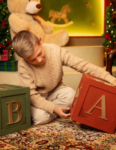 Madre abrazando a su bebé en una sesión de fotos de Navidad
