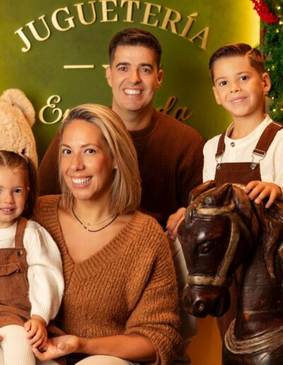 Familia con niños en el decorado Juguetería Encantada de Dumond Studio