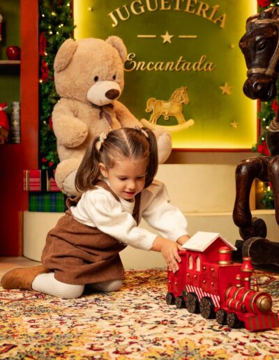 Niña jugando con regalos en Juguetería Encantada