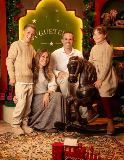 Familia con dos niños en el decorado cálido de Juguetería Encantada