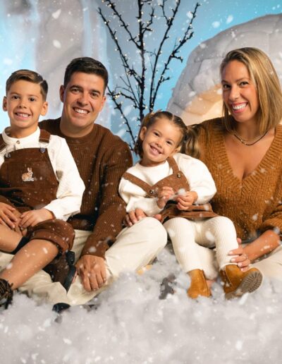 Familia con niños en el iglú del decorado El Refugio del Norte