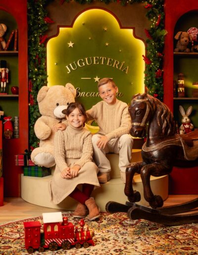 Padre e hijo durante una sesión de fotos de Navidad en Madrid